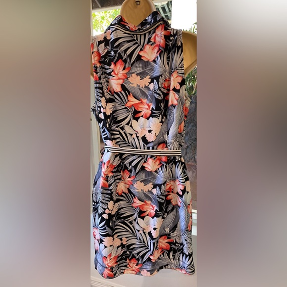 Sun protection &  pockets!!Perfect for pickleball, tennis, and being in the sun - Picture 8 of 9